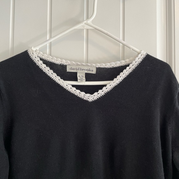 David Brooks Women’s Sweater with Flower - Picture 4 of 7